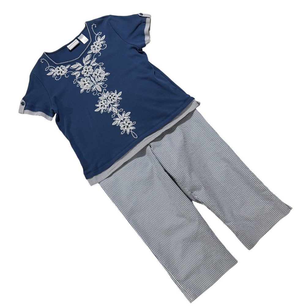 Alfred Dunner Blue Embroidered Top Seersucker Capri Pants 2 Piece Set Size Small
